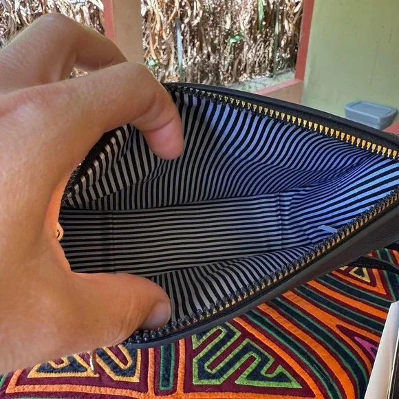 Deluxity Vegan Leather Crossbody Bag Black Gold Hardware Details NWT‎ - Picture 5 of 8